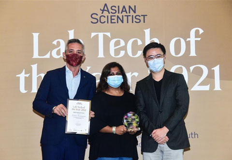 Kamini Kunasegaran receives Asian Scientist Lab Tech of the Year 2021 MiRXES COVID-19 Hero Award